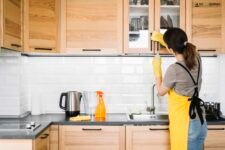 how to clean kitchen cabinets
